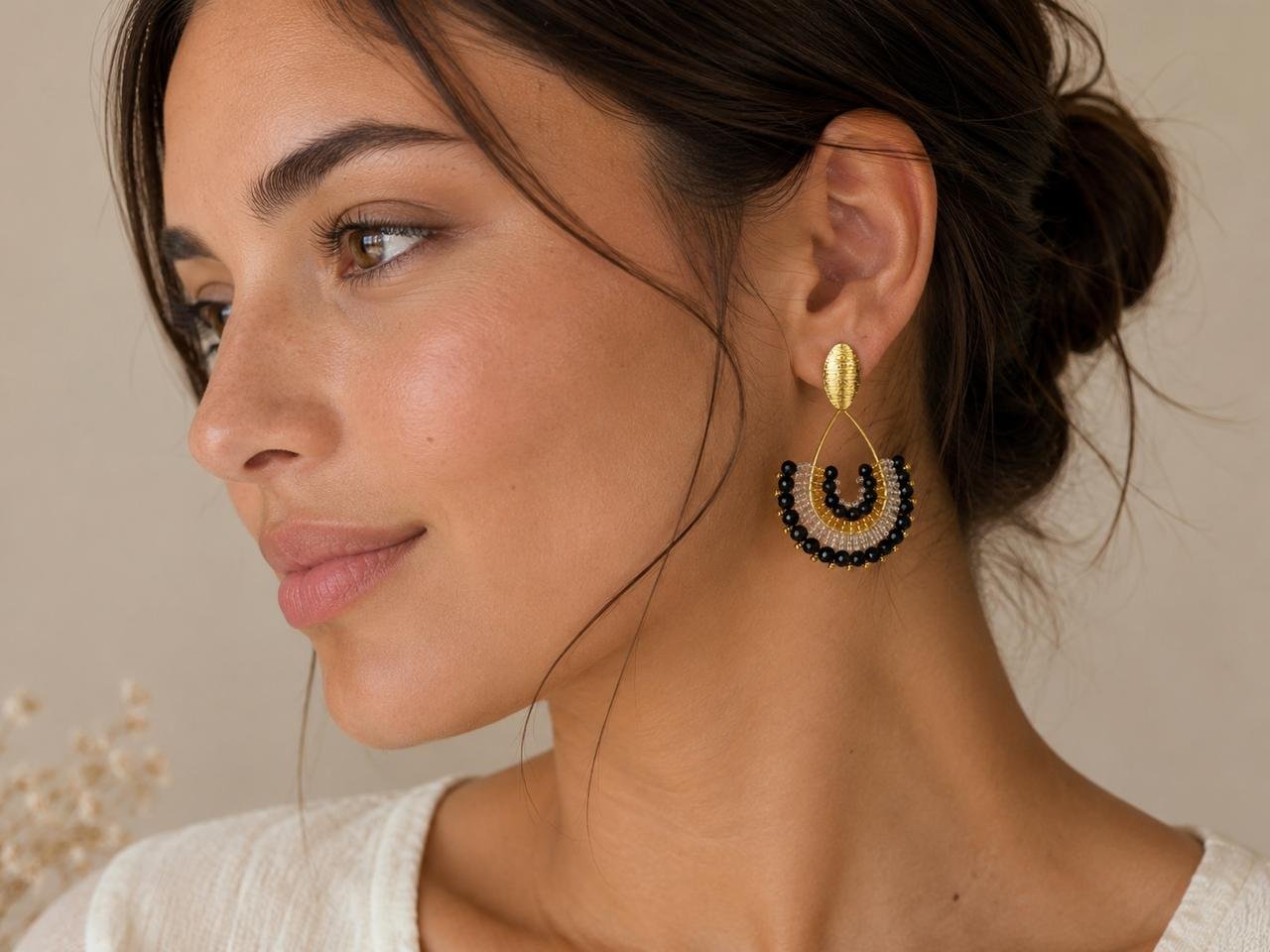 Modelo usando aros de flor hechos a mano de Karivé Joyas